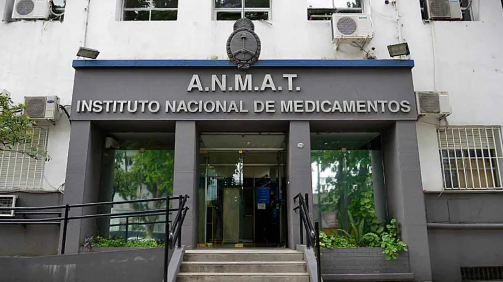 La ANMAT prohibió dos modelos de lentes de contacto y una solución multipropósito