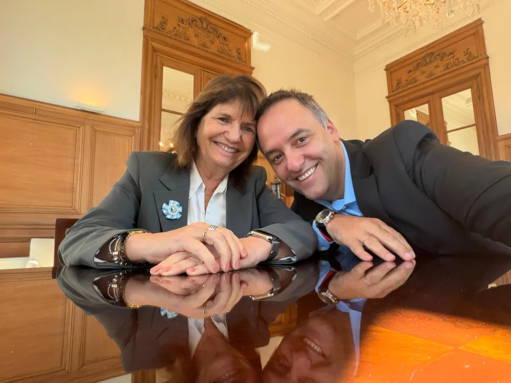 Adorni, sonriente con Bullrich y Mahiques, busca salir de la polémica