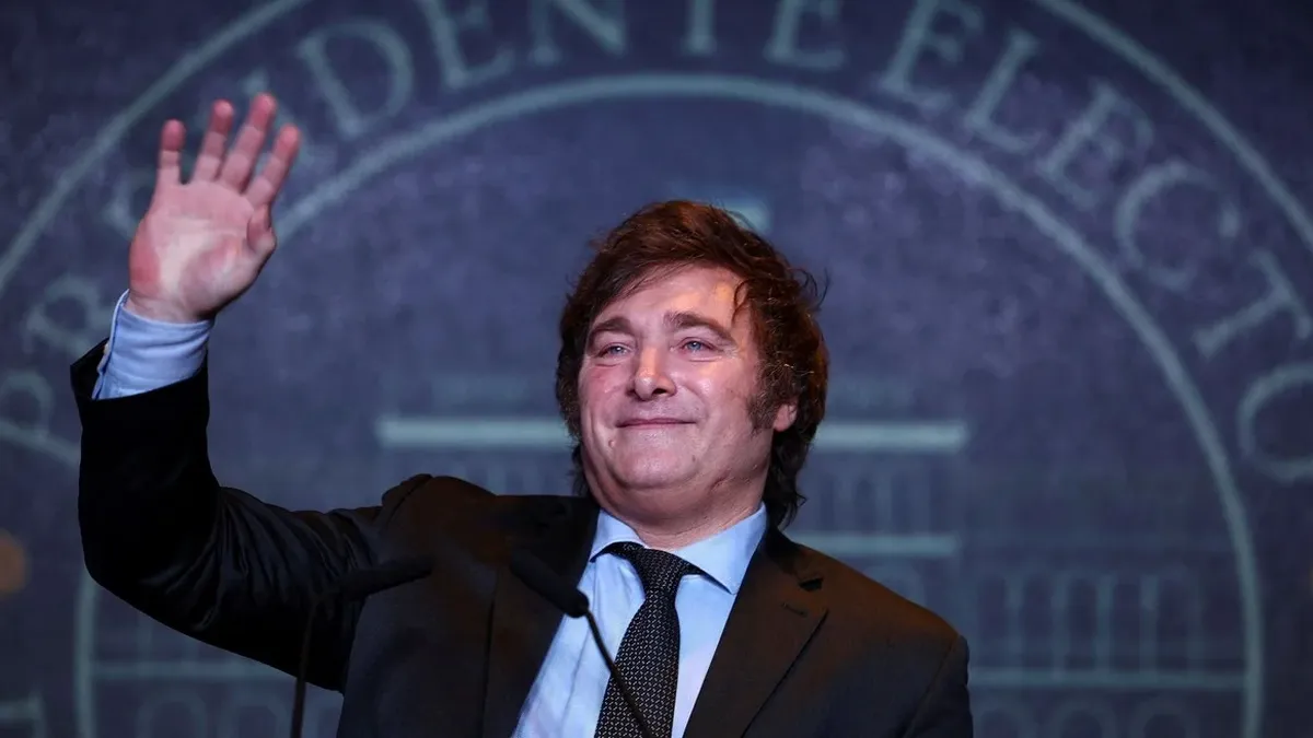 Javier Milei viaja a la Bolsa de Comercio de Córdoba acompañado por Manuel Adorni