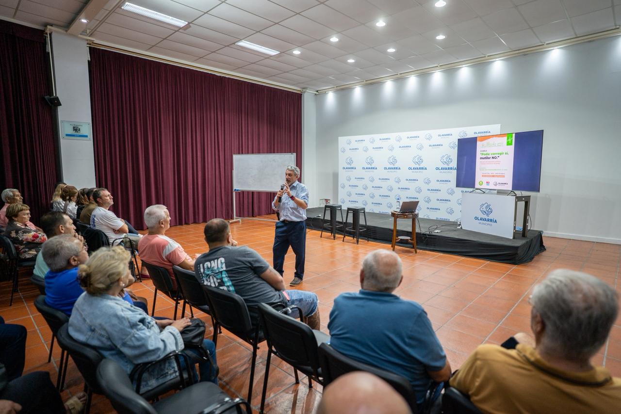 Ante un gran marco de concurrentes se realizó la charla sobre arbolado público y poda