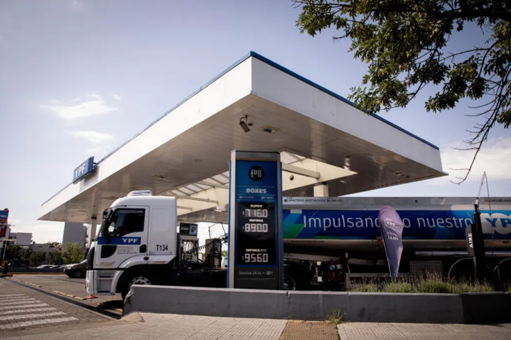 Tras el ajuste de YPF, ahora el Gobierno definió subas parciales para las naftas
