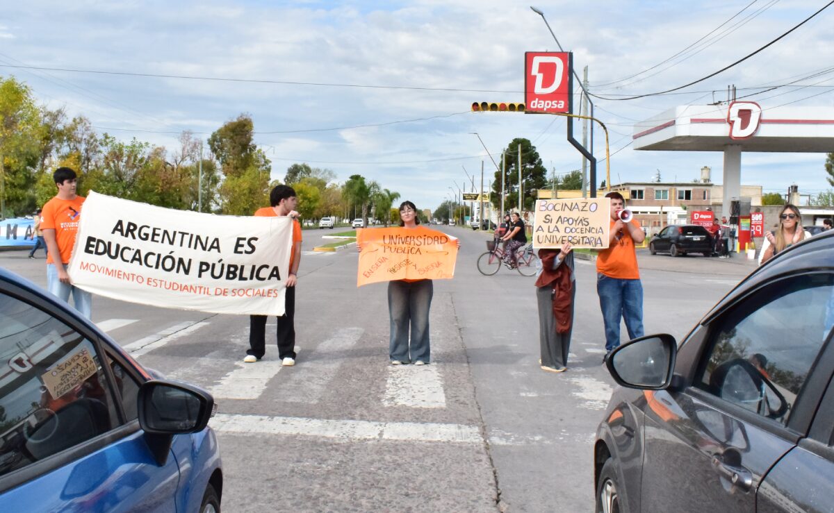 La comunidad de la FACSO se movilizó en defensa de la educación y la universidad pública