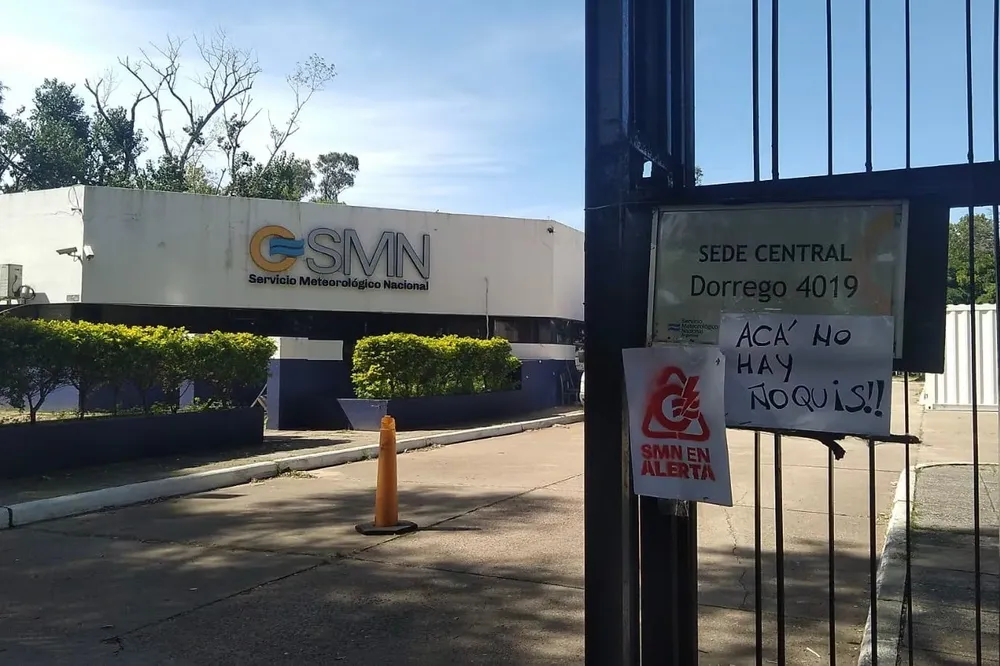 Trabajadores del SMN alertaron sobre 240 despidos y fueron al paro