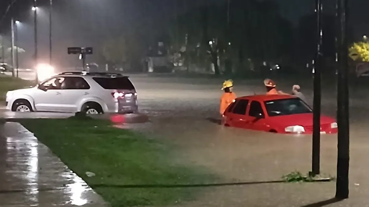 Coronel Suárez: Llovieron 90 milímetros en una hora y quedaron calles anegadas y autos atrapados por el agua