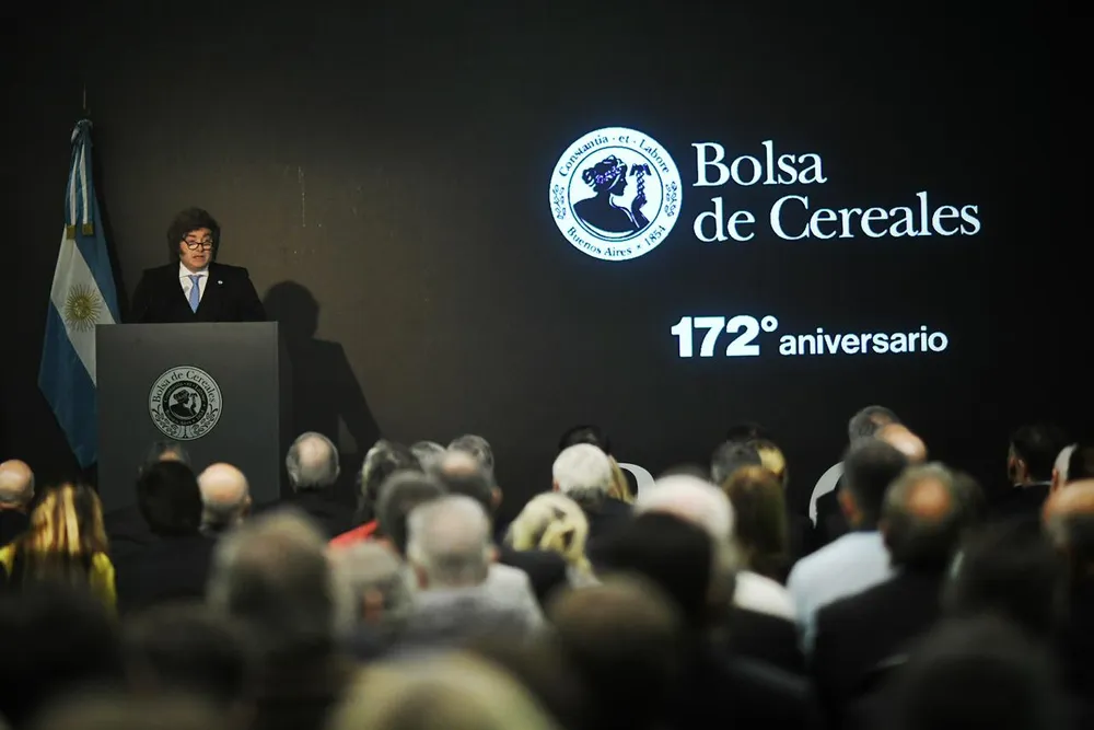 Milei anunció una baja de las retenciones al trigo y la cebada y desde enero también a la soja
