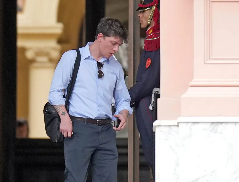 Durísimo cruce en la interna libertaria: Santiago Caputo tildó de "gagá" a Martín Menem
