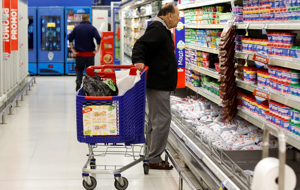 El consumo sigue congelado: Las ventas en supermercados bajaron 5,1% y en mayoristas 7,2%