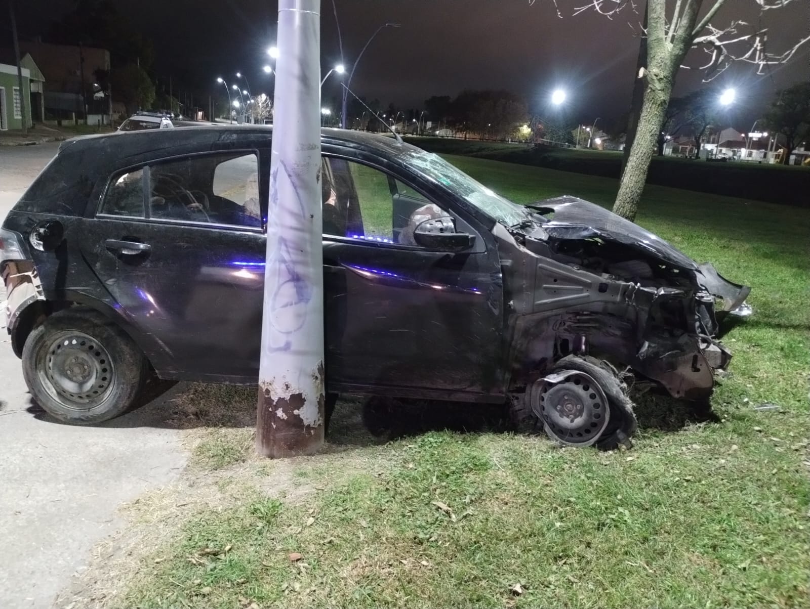 Protección Ciudadana: En un auto robado y con pedido de captura un hombre intentó escapar y chocó contra árboles y postes